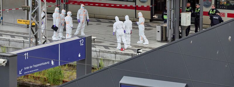 Mitten auf dem Bahnsteig hat eine Frau mit einem Messer um sich gestochen. - Foto: Georg Wendt/dpa