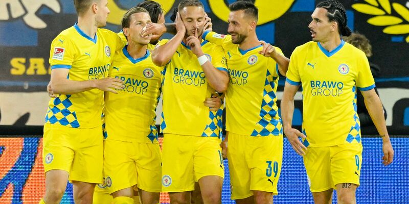Der Anfang vom Ende für den 1. FC Saarbrücken: Torwart Menzel kann das 0:1 nicht verhindern. - Foto: Uwe Anspach/dpa
