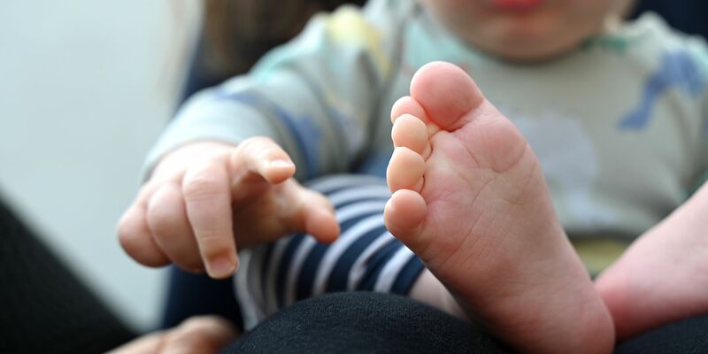 Eltern sind einer Studie zufolge durchschnittlich weniger zufrieden als Kinderlose, empfinden aber mehr Sinn im Leben (Archivbild).  - Foto: Elisa Schu/dpa