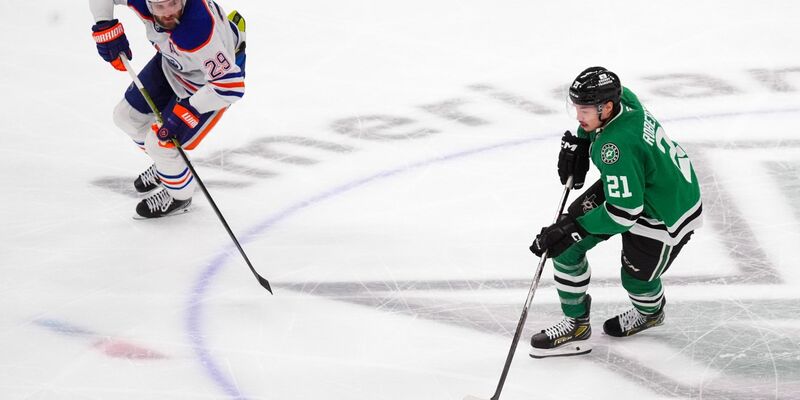 Leon Draisaitl (links) legte beim Sieg gegen die Dallas Stars seinen 13. Assist für die Edmonton Oilers in den laufenden Playoffs auf. - Foto: LM Otero/AP/dpa