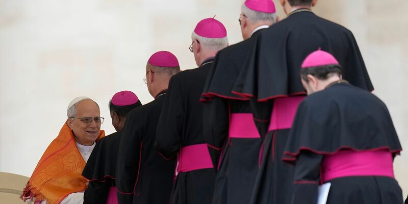 Der neue Papst Leo XIV. hat eine alte Tradition wiederbelebt - den sogenannten Konklave-Bonus. (Archivbild) - Foto: Gregorio Borgia/AP/dpa