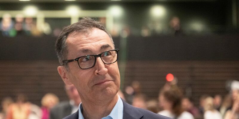 Der Ministerpräsident und sein Nachfolger? Die Grünen haben Cem Özdemir zu ihrem Spitzenkandidaten für die nächste Landtagswahl gekürt. - Foto: Marijan Murat/dpa