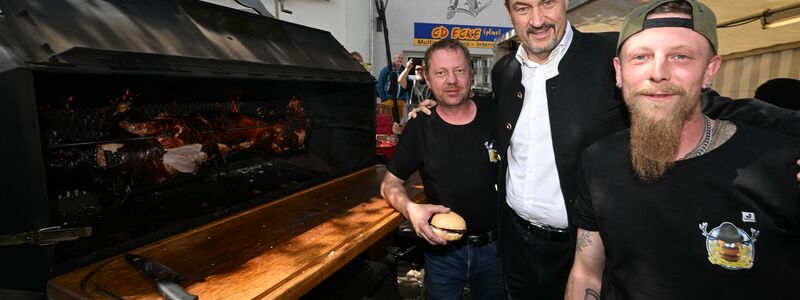 Ministerpräsident Söder am Schweinegrill.  - Foto: Felix Hörhager/dpa