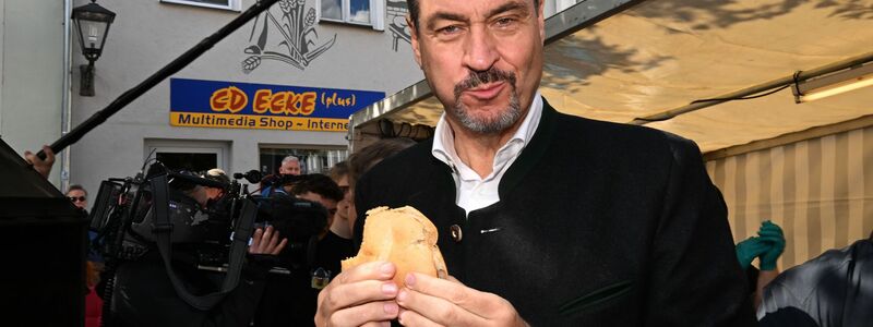 «Veganes Grillen statt Tiere killen»: Peta-Protest in Viechtach. - Foto: Felix Hörhager/dpa
