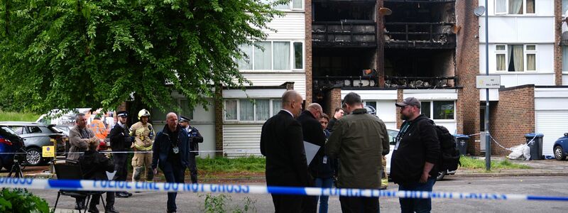Die Polizei wurde zu dem Hausbrand gerufen. - Foto: James Manning/PA Wire/dpa