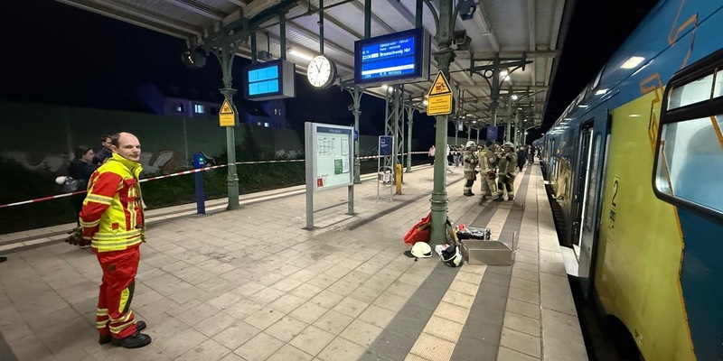 FW Lehrte: Eingeklemmte Person im Zug erfordert aufwendige Befreiungsaktion - Foto: presseportal.de