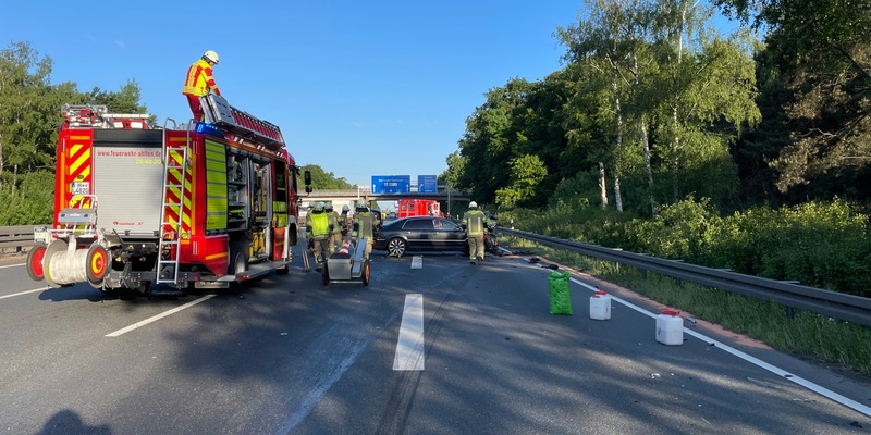 FW Lehrte: Verkehrsunfall zwischen PKW und LKW auf der Autobahn - LKW behindern über vier Fahrspuren nebeneinander die Anfahrt der Rettungskräfte - Foto: presseportal.de