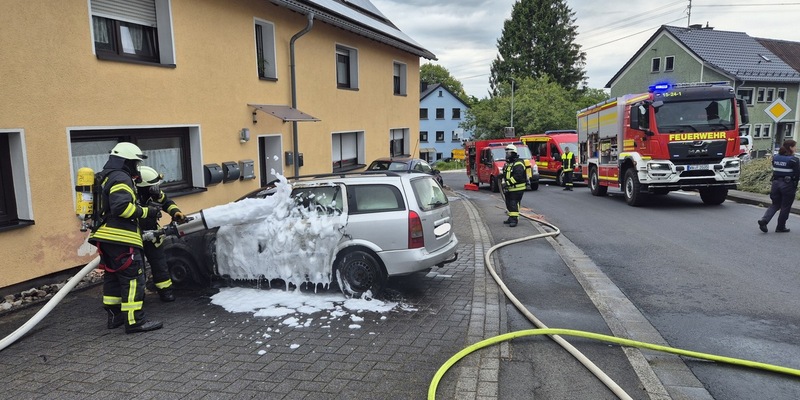 FW VG Westerburg: PKW brennt in Rotenhain vollständig aus - Rauch dringt in Mehrfamilienhaus ein - Foto: presseportal.de