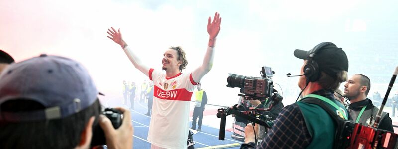 Nick Woltemade feierte als einer der Torschützen mit dem Pokal. - Foto: Bernd Weißbrod/dpa