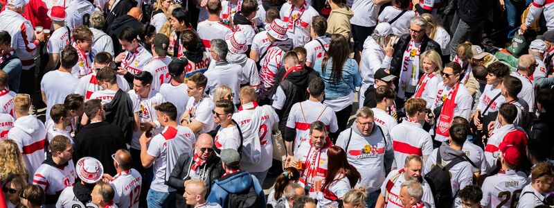 Die Fans stimmten sich schon Stunden zuvor auf das Endspiel ein. - Foto: Christoph Soeder/dpa