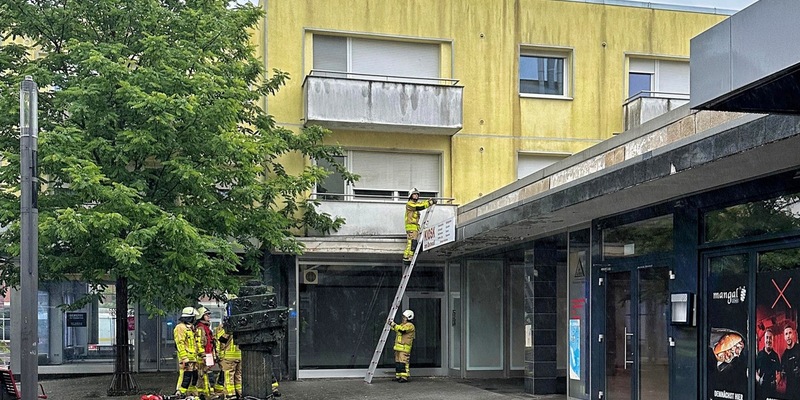 FW Grevenbroich: Feuerwehr rettet zwölf Personen bei Kellerbrand in Grevenbroich - Foto: presseportal.de