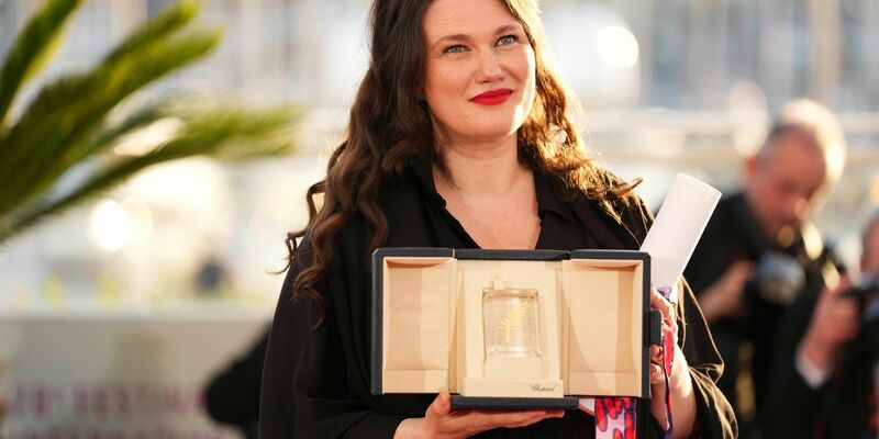 Schilinski teilt sich den Preis mit einem weiteren Regisseur. - Foto: Scott A Garfitt/Invision/AP/dpa