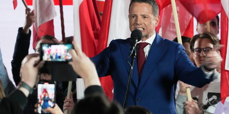 Mit Karol Nawrocki übernimmt ein politisch unerfahrener EU-Skeptiker das Präsidentenamt. - Foto: Czarek Sokolowski/AP/dpa