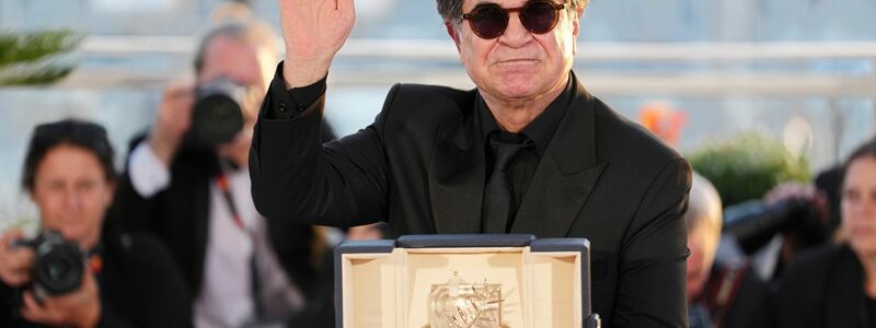 Jafar Panahi mit der Goldenen Palme.  - Foto: Scott A Garfitt/Invision/AP/dpa