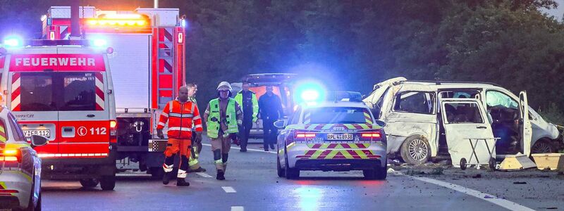 Der Unfall ereignete sich den Angaben eines Polizeisprechers zufolge gegen 03.05 Uhr auf der Fahrbahn Richtung Trier. - Foto: Daniel Evers/dpa