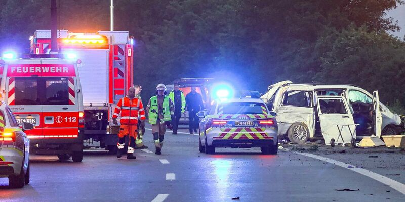 Bei einem Unfall eines Kleinbusses auf der Autobahn 48 bei Koblenz sind in der Nacht drei Menschen tödlich verletzt worden.  - Foto: Daniel Evers/dpa
