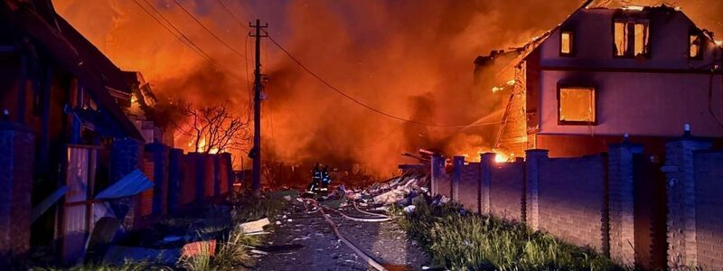 Allein in der Region Kiew starben bei den russischen Luftangriffen mehrere Menschen. - Foto: Uncredited/Ukrainian Emergency Service/AP/dpa