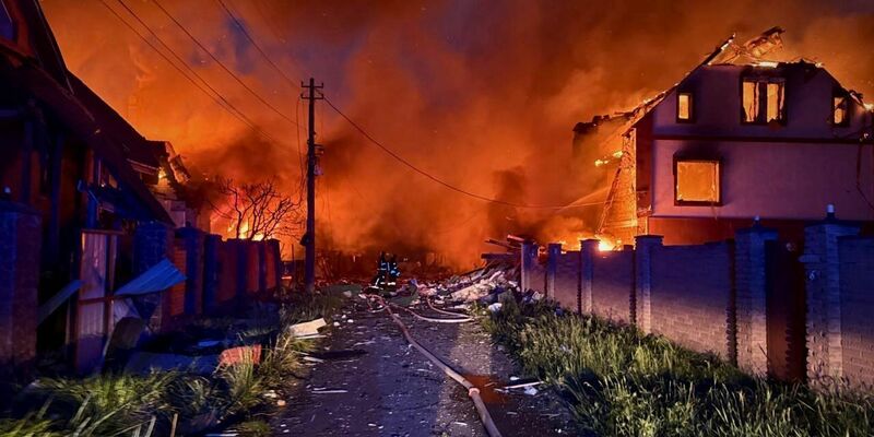 Die russischen Streitkräfte hatten das Nachbarland schon in den Nächten auf Samstag und Sonntag mit Raketen, Marschflugkörpern und Hunderten Drohnen massiv bombardiert. - Foto: Uncredited/Ukrainian Emergency Service/AP/dpa