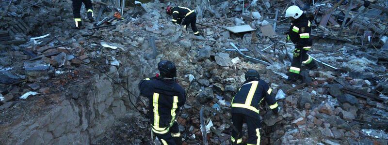 Der ukrainische Zivilschutz spricht von zahlreichen Toten und Verletzten nach Luftalarm im ganzen Land. - Foto: Uncredited/Ukrainian Emergency Service/AP/dpa