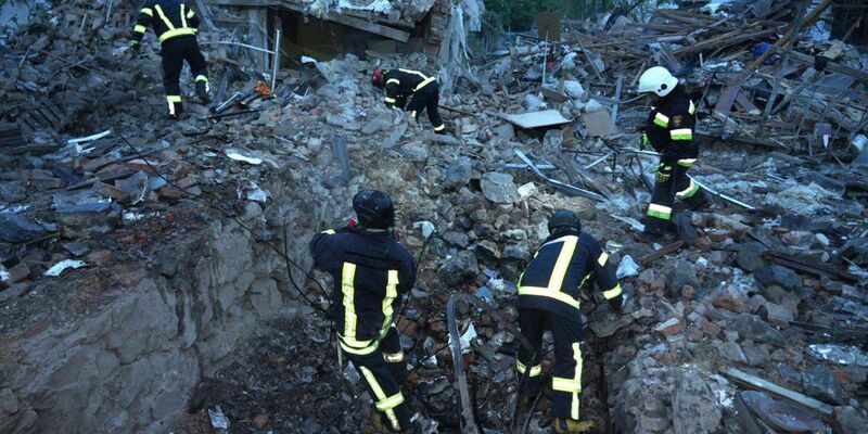 Russland hat die Ukraine einmal mehr mit massiven Drohnen- und Raketenangriffen überzogen. - Foto: Uncredited/Ukrainian Emergency Service/AP/dpa