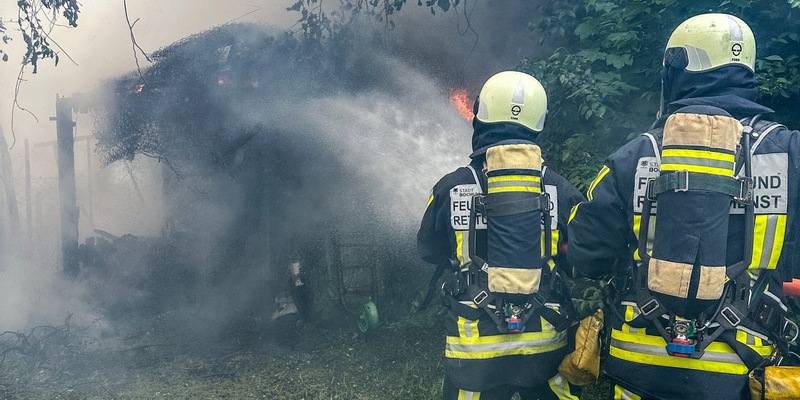 FW-BO: Brennende Gartenlaube an der Harpener Straße - Foto: presseportal.de