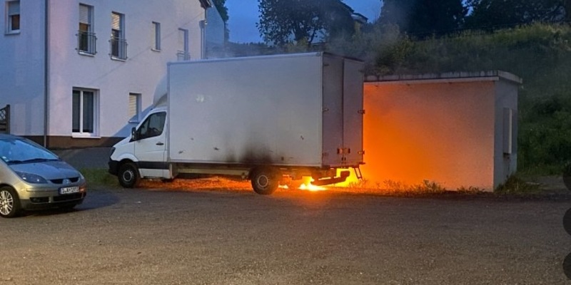 POL-PDTR: Brand eines 7.5 t Kastenwagen - Foto: presseportal.de