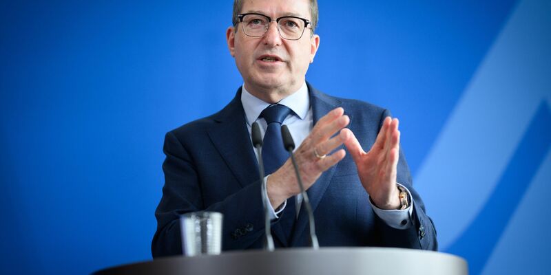 Innenminister Dobrindt will mit dem Gesetzentwurf die Sog-Faktoren für Migranten reduzieren. - Foto: Bernd von Jutrczenka/dpa