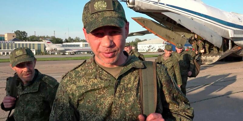 Russland und die Ukraine haben ihren bisher größten Gefangenenaustausch seit Kriegsbeginn durchgezogen. - Foto: Uncredited/Russian Defense Ministry Press Service/AP/dpa