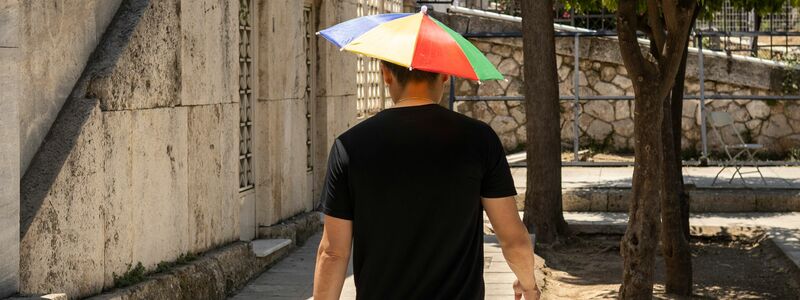 Ein Schirm kann bei dem unsteten Wetter nicht schaden - Foto: Socrates Baltagiannis/dpa
