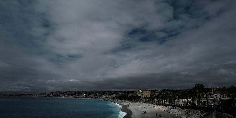 Einen Tag nach einem Stromausfall in Cannes war auch in Nizza kurz der Strom weg. (Archivbild) - Foto: Valery Hache/AFP/dpa