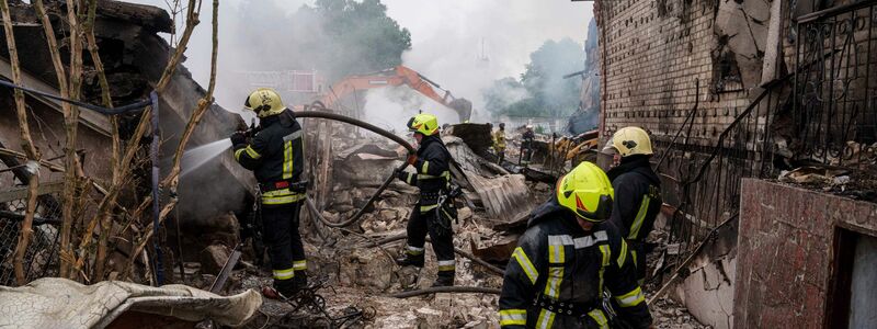 Bei den russischen Luftschlägen gegen die Ukraine gab es erneut viele Tote und Verletzte. - Foto: Evgeniy Maloletka/AP/dpa