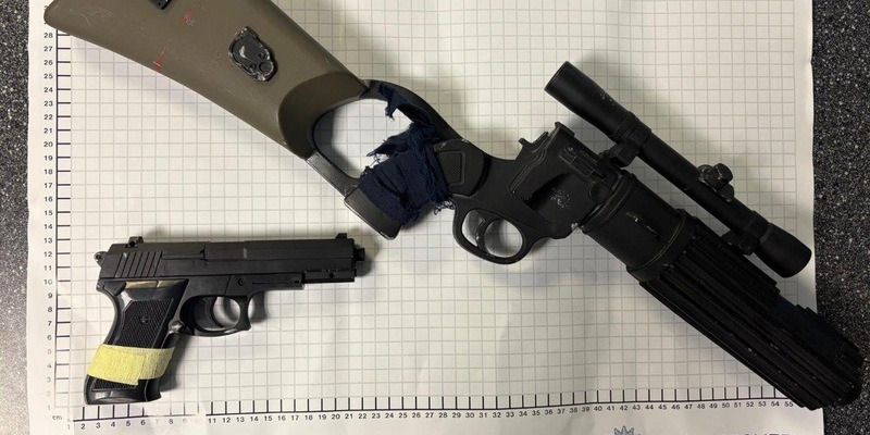 BPOL NRW: Verkleidung führt zu Ordnungswidrigkeitenanzeige Bundespolizei beschlagnahmt Anscheinswaffen - Foto: presseportal.de