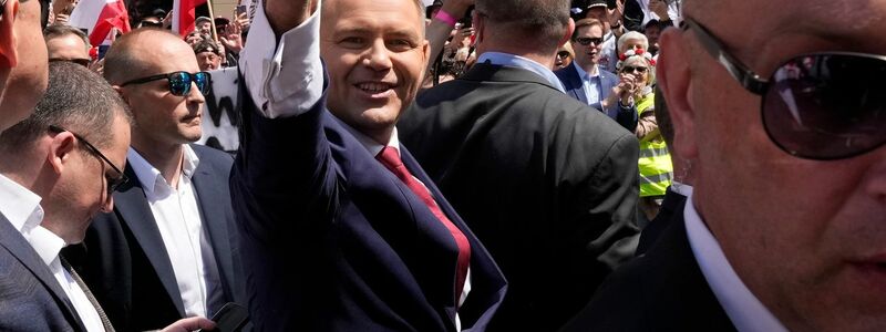 Der konservative polnische Präsidentschaftskandidat Karol Nawrocki bei der Demonstration seiner Anhänger. (Foto aktuell) - Foto: Czarek Sokolowski/AP/dpa