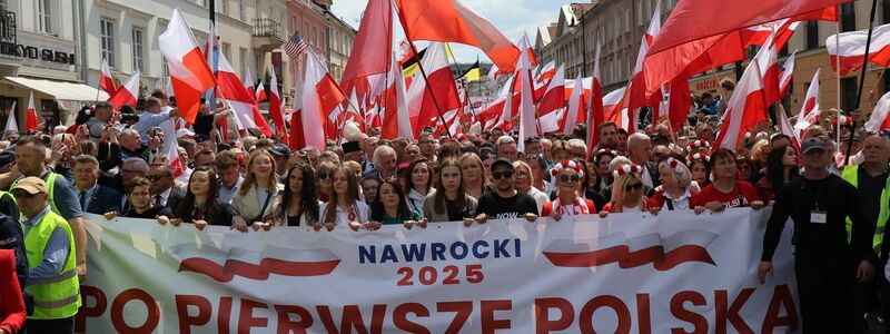 Anhänger des konservativen polnischen Präsidentschaftskandidaten Karol Nawrocki ziehen durch Warschau. (Foto aktuell) - Foto: Albert Zawada/PAP/dpa