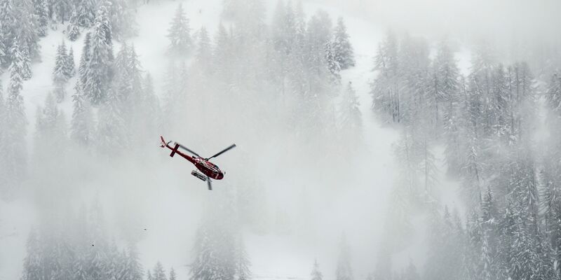 In der Schweiz sind die Leichen von fünf Skitourengängern entdeckt worden. - Foto: Jean-Christophe Bott/KEYSTONE/dpa