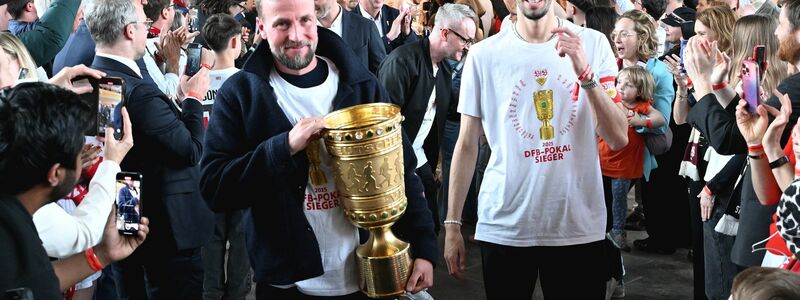 Nach der Rückkehr wurden die Pokalsieger im Stuttgarter Rathaus empfangen. - Foto: Uli Deck/dpa