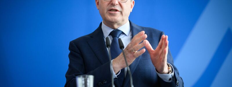 Innenminister Dobrindt will mit dem Gesetzentwurf die Sog-Faktoren für Migranten reduzieren. - Foto: Bernd von Jutrczenka/dpa