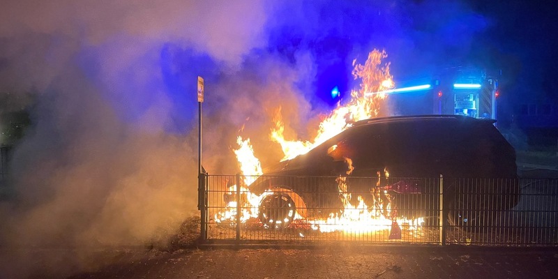 FW Lage: Feuer 1 / PKW Brand innerorts - 25.05.2025 - 01:02 Uhr - Foto: presseportal.de