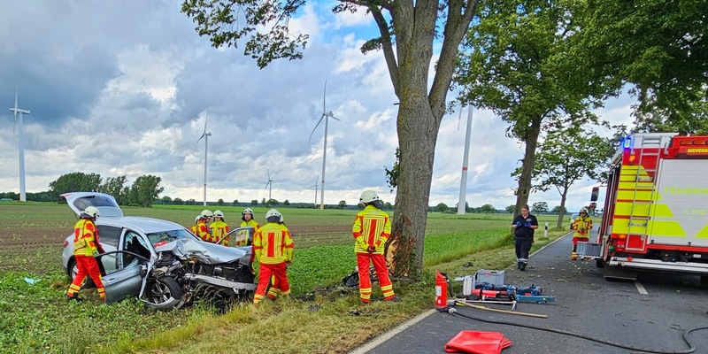 FW Lehrte: Schwerer Verkehrsunfall zwischen Sievershausen und Schwüblingsen: PKW prallt gegen Baum - Fahrer und Kind lebensgefährlich verletzt - Foto: presseportal.de
