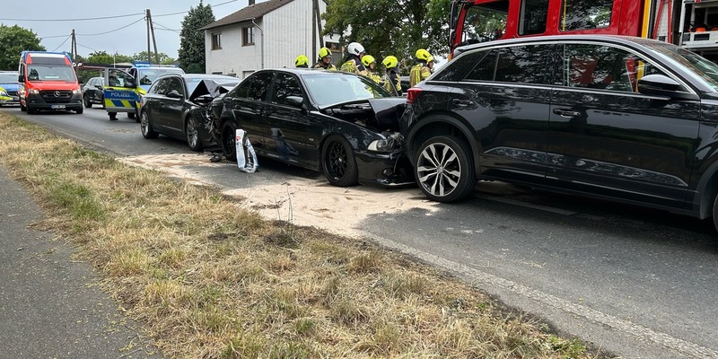 FW Alpen: Verkehrsunfall mit drei beteiligten Pkw - Foto: presseportal.de