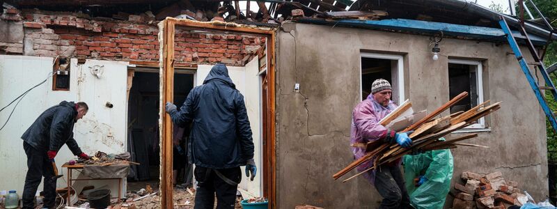 Die Ukraine muss jeden Morgen mit den Schäden durch russische Luftangriffe umgehen. - Foto: Evgeniy Maloletka/AP/dpa