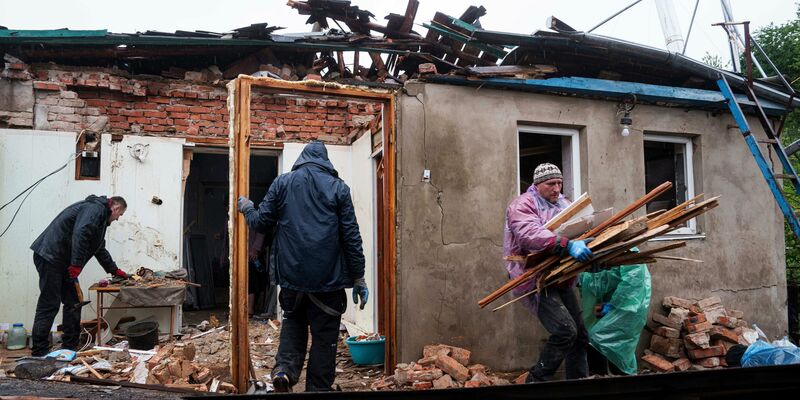 Russland hat die Ukraine zwei Nächte in Folge massiv mit Raketen und Drohnen angegriffen. - Foto: Evgeniy Maloletka/AP/dpa