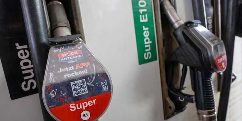 Super E10 ist typischerweise etwa sechs Cent billiger als E5, wird aber seltener getankt. - Foto: Peter Kneffel/dpa