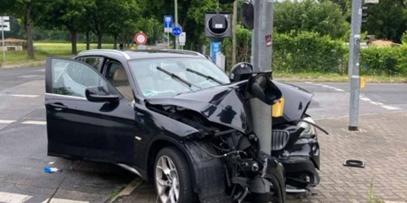 POL-OF: Auto prallt gegen Ampelmast: Fahrer und Beifahrer flüchteten - zwei Mitfahrer auf Rückbank schwer verletzt - Foto: presseportal.de