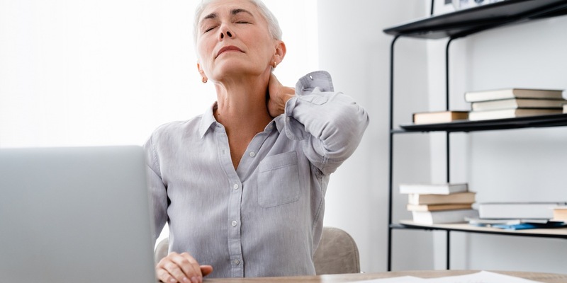 Sitzen, tippen, Schmerzen: Hilfe gegen typische Bürobeschwerden wie Verspannungen oder Karpaltunnelsyndrom - Foto: presseportal.de