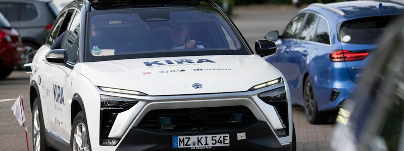 Per App können Fahrgäste Fahrten auf Abruf buchen. - Foto: Boris Roessler/dpa