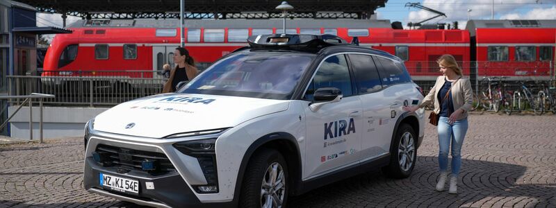 Ausgewählte Fahrgäste des öffentlichen Nahverkehrs können ab dieser Woche ein Angebot in Langen und Egelsbach im Landkreis Offenbach testen, bei dem autonom fahrende Autos eingesetzt werden.  - Foto: Oliver Lang/Deutsche Bahn/dpa