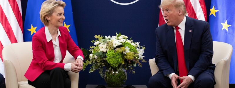 Werden sie eine Einigung im Zollkonflikt erzielen? - Von der Leyen und Trump treffen sich in Schottland. (Archivbild) - Foto: Evan Vucci/AP/dpa