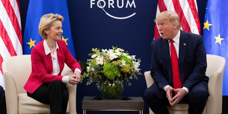 Ursula von der Leyen und Donald Trump. Die EU und USA verhandeln derzeit über neue Zollsätze für den transatlantischen Handel. (Archivbild)  - Foto: Evan Vucci/AP/dpa