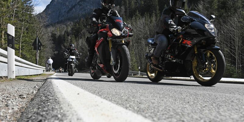 Motorradfahrer verursachen teurere Unfälle als Autofahrer. (Symbolbild) - Foto: Angelika Warmuth/dpa